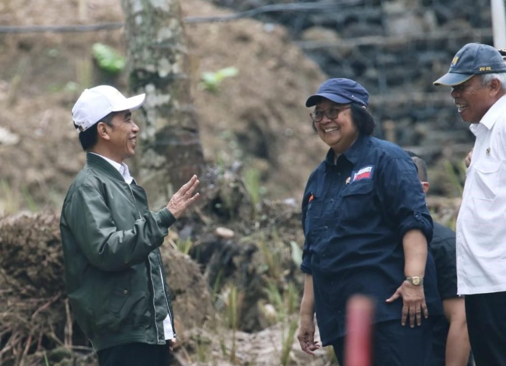 Presiden-Joko-Widodo-didampingi-Menteri-Lingkungan-Hidup-dan-Kehutanan-LHK-Siti-Nurbaya-Bakar-dan-Menteri-PUPR-Basuki-Hadimulyono-meninjau-perkembangan-penanganan-banjir-dan-longsor-di-Bogor.-Ist
