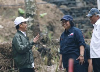 Presiden-Joko-Widodo-didampingi-Menteri-Lingkungan-Hidup-dan-Kehutanan-LHK-Siti-Nurbaya-Bakar-dan-Menteri-PUPR-Basuki-Hadimulyono-meninjau-perkembangan-penanganan-banjir-dan-longsor-di-Bogor.-Ist