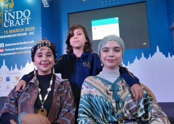 Ayu-Azhari-bersama-putrinya-Isabelle-dan-Lennon-Tramp-foto-Cakraline.com