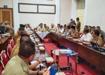 Gubernur-Irwan-Prayitno-didampingi-Wagub-Nasrul-Abit-rapat-kordinasi-dengan-Bupati-Walikaota-se-Sumbar-foto-Ist.