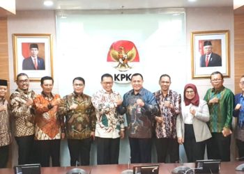 Ketua-MPR-Bambang-Soesatyo-beseta-para-wakilnya-foto-bersama-Ketua-KPK-Firli-Bahri-tengah.-Ist