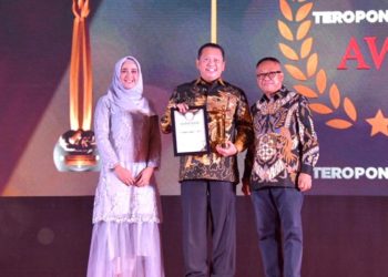 Ketua-MPR-Bambang-Soesatyo-terus-menambah-koleksi-penghargaan-menerima-Teropong-Parlemen-Award-untuk-kategori-Parliament-of-The-Year-2020.-Ist