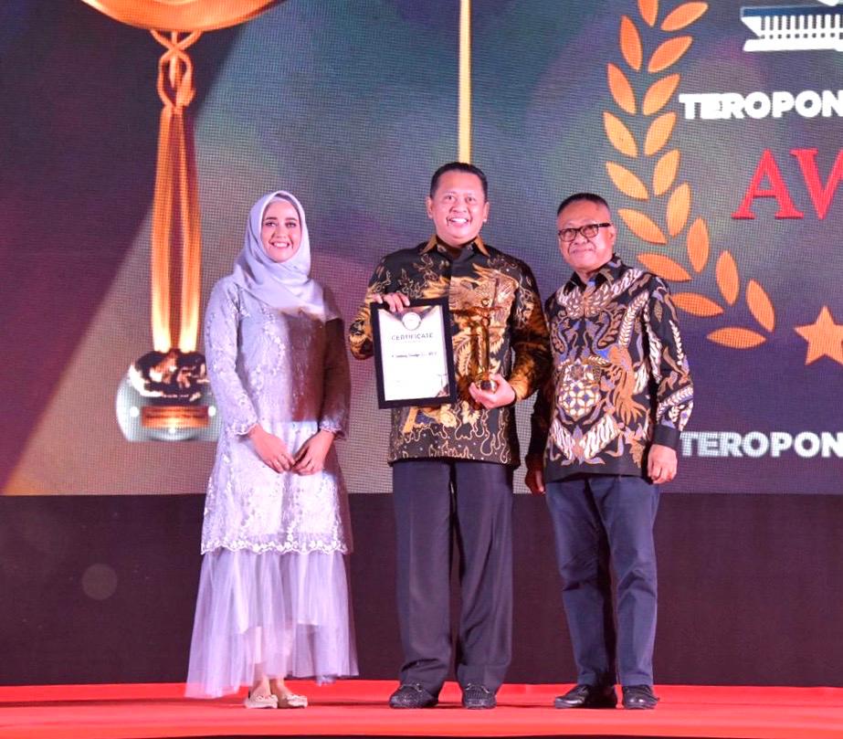 Ketua-MPR-Bambang-Soesatyo-terus-menambah-koleksi-penghargaan-menerima-Teropong-Parlemen-Award-untuk-kategori-Parliament-of-The-Year-2020.-Ist