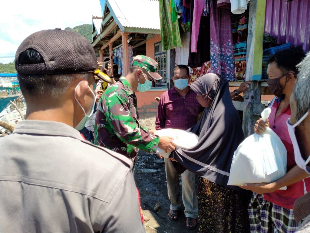 Dandim-1607-Sumbawa-Letkol-Inf-Samsul-Huda-SE-M.Sc_.-bersama-Kapolres-Sumbawa-AKBP-Widy-Saputra-S.Ik-memberikan-bantuan-Sembako-pada-masyarakat.-foto-Ist