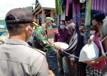 Dandim-1607-Sumbawa-Letkol-Inf-Samsul-Huda-SE-M.Sc_.-bersama-Kapolres-Sumbawa-AKBP-Widy-Saputra-S.Ik-memberikan-bantuan-Sembako-pada-masyarakat.-foto-Ist