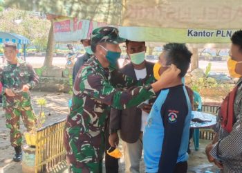 Dandim-1608-Bima-Letkol-Inf.-Teuku-Mustafa-Kamal-pagi-ini-rabu-15-4-2020-bagi-bagi-masker-kepada-para-kuli-tinta-di-Kabupaten-dan-Kota-Bima.-foto-Ist.