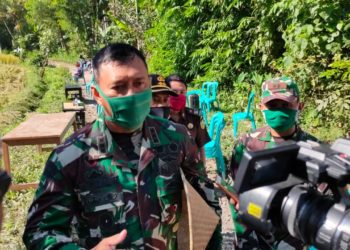 Danrem-162-WB-usai-melakukan-panen-raya-memberikan-semangat-kepada-masyarakat-Lombok-Timur-mengingat-Covid-19-belum-aman-foto-Ist