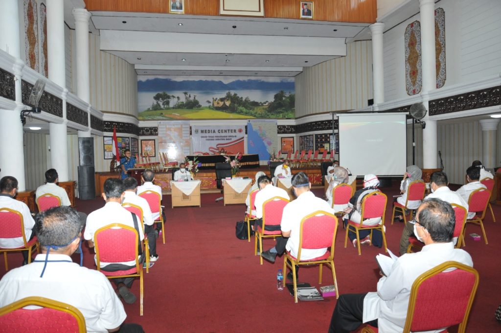 Gubernur-Irwan-Prayitno-saat-memberikan-pengarahan-kesiapan-menghadapi-wabah-Corona-beberapa-waktu-lalu-di-Media-Centre-foto-Biro-Humas-Setda-Sumbar..