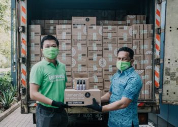 Irfan-Prabowo-Sr.-Marketing-Manager-Lemonilo-memberikan-nutrasi-pada-pengemudi-taxi-Blue-Bird-foto-Upin