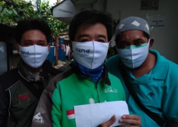 KOPHI-membagikan-paket-masker-dan-bantuan-uang-tunai-sebesar-Rp-100.000-untuk-200-orang-warga-yang-terdampak-coronavirus.-foto-Ist
