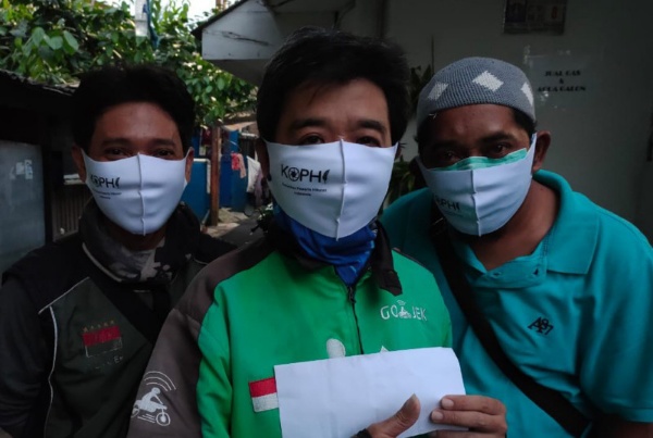 KOPHI-membagikan-paket-masker-dan-bantuan-uang-tunai-sebesar-Rp-100.000-untuk-200-orang-warga-yang-terdampak-coronavirus.-foto-Ist