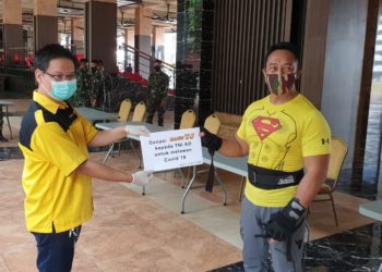 KSAD-Jendral-TNI-Andika-Perkasa-menerima-donasi-dari-PT-Ultra-Sakti-yang-memproduksi-Madu-TJ.-foto-Ist