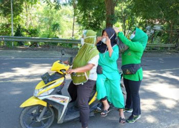 Ketua-Persit-KCK-Cabang-XXVIII-Kodim-1614-Dompu-Ny.-Rininta-Ali-Cahyono-bersama-para-pengurus-membagikan-masker-secara-gratis.-foto-ist.