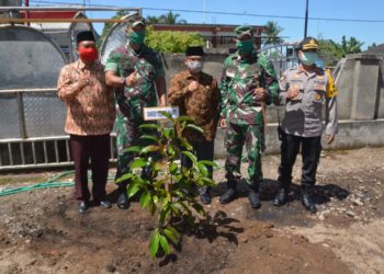 Kolonel-Czi-Ahmad-Rizal-Ramdhani-bersama-Asisten-III-Kabupaten-Loteng-H.-Lalu-Idham-Khalid-mewakili-Bupati-Loteng-melaksanakan-penanaman-Pohon-Manggis-di-masjid-Al-Ikhlas-Dusun-Pediti-Desa-Teratak