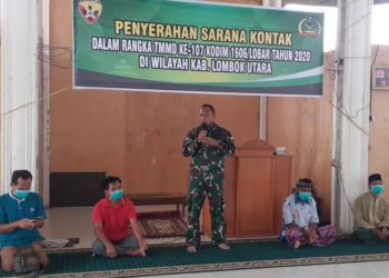 Komandan-Kodim-1606-Lobar-Kolonel-Czi-Efrijon-Kroll-S.IP_.-MM.-selaku-Komandan-Satgas-TNI-Manunggal-Membangun-Desa-TMMD-ke-107-tahun-2020-Kodim-1606-Lobar-menyerahkan-bantuan-foto-Ist