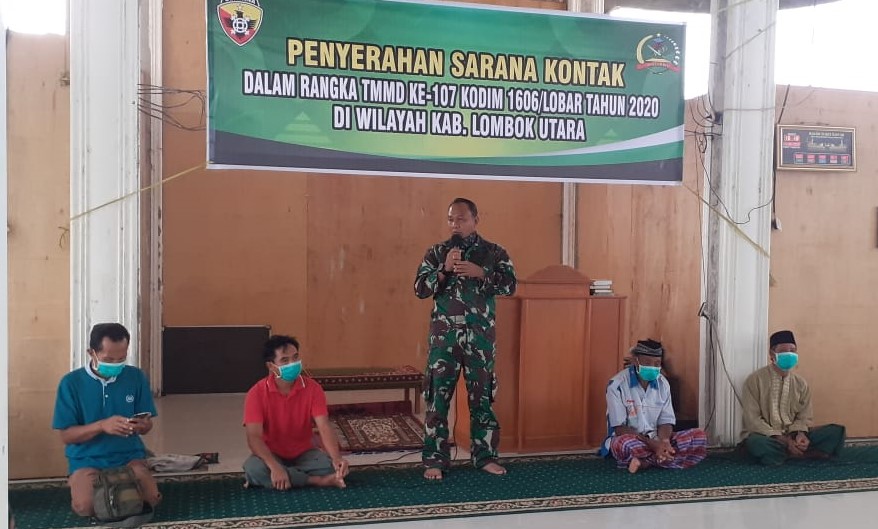 Komandan-Kodim-1606-Lobar-Kolonel-Czi-Efrijon-Kroll-S.IP_.-MM.-selaku-Komandan-Satgas-TNI-Manunggal-Membangun-Desa-TMMD-ke-107-tahun-2020-Kodim-1606-Lobar-menyerahkan-bantuan-foto-Ist