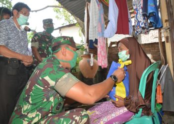 Komandan-Korem-162-WB-Kolonel-Czi-Ahmad-Rizal-Ramdhani-S.Sos_.-SH.-M.Han_.-dan-Wakil-Ketua-Inti-NTB-S.-Widjanarko-membagi-sembako-pada-warga-kurang-mampu-di-Mataram.-foto-Ist