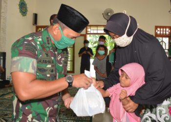 Komandan-Korem-162-WB-Kolonel-Czi-Ahmad-Rizal-Ramdhani-S.Sos_.-SH.-M.Han_.Santuni-Anak-Yatim-foto-Ist.