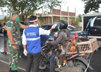 Komandan-Korem-162-WB-Kolonel-Czi-Ahmad-Rizal-Ramdhani-bersama-Dandim-1606-Lobar-Kolonel-Czi-Efrijon-Kroll-mengimbau-pengguna-jalan-gunakan-masker.-foto-Ist