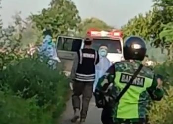 Saudara-L.-Suharto-tim-medis-puskesmas-penujak-babinsa-desa-penujak-beserta-lima-orang-anggota-koramil-1620-.04-Praya-barat-Satgas-Covid-19-Desa-penujak-foto-Ist.