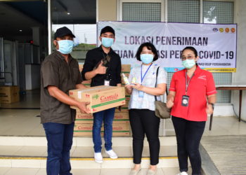 Tim-Priskila-Prima-Makmur-sebagai-Perusahaan-Produsen-dan-Distributor-produk-wewangian-di-Indonesia-mengirimkan-Camellia-Moisturizing-Hand-Spray-sebanyak-7200-botol-ke-RSUP-Persahabatan.-foto-Ist