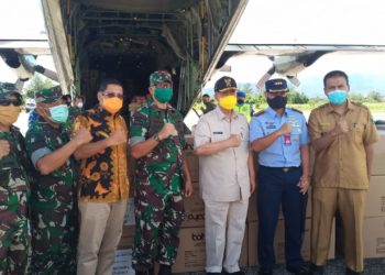 Wagub-Sumatera-Barat-Nasrul-Abit-terima-bantuan-langsung-dari-BNPB-Pusat-foto-Biro-Humas-Setda-Sumbar.