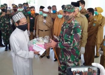 Dandim-Bima-saat-melepas-kepulangan-7-orang-pasien-Covid-19-berharap-masyarakat-dapat-menerima-dengan-lapang-dada-dan-terbuka-foto-Ist