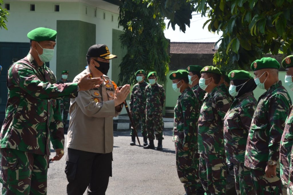 Kapolda-NTB-didampingi-Danrem-162-WB-menyempatkan-diri-melihat-lihat-bangunan-Makorem-tempat-fitness-dan-diakhiri-dengan-foto-bersama-di-Hall-Makorem-162-WB.-foto-Ist