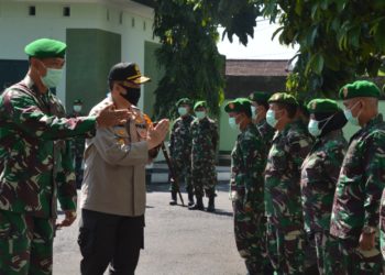 Kapolda-NTB-didampingi-Danrem-162-WB-menyempatkan-diri-melihat-lihat-bangunan-Makorem-tempat-fitness-dan-diakhiri-dengan-foto-bersama-di-Hall-Makorem-162-WB.-foto-Ist