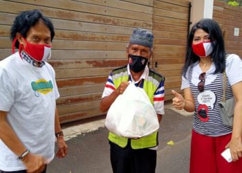 Pengamat-musik-Bens-Loe-bersama-notaris-muda-Meggy-Tribuana-S.H.-M.Kn_.-serahkan-sembako.-foto-DSP