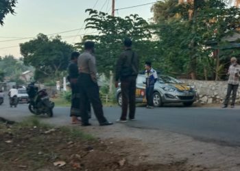 TNI-POLRI-tergabung-dalam-Gugus-Tugas-Percepatan-Penanganan-Penyebaran-Covid-19-Desa-Mangkung-Lombok-Tenggah.-foto-Ist