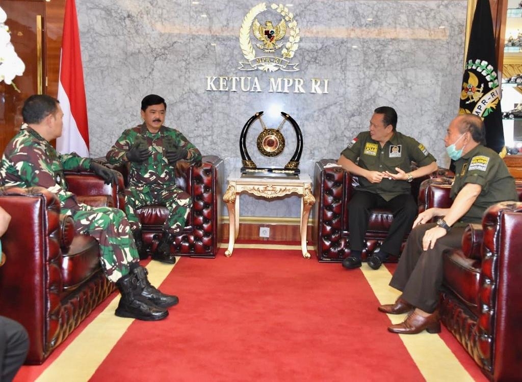 ambang-Soesatyo-saat-menerima-Panglima-TNI-Marsekal-Hadi-Tjahjanto-dan-Kepala-Staf-TNI-Angkatan-Laut-KSAL-Laksamana-TNI-Yudo-Margono-di-Ruang-Kerja-Ketua-MPR-RI-Jakarta-Jumat-5-6-20.-Ist.