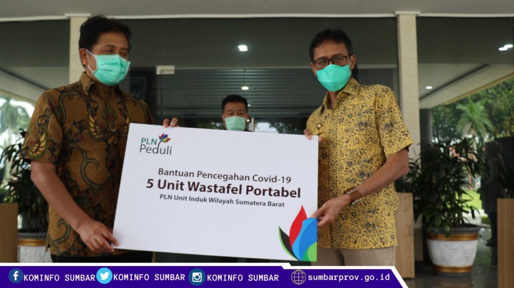 Gubernur-Irwan-Prayitno-bersama-General-Manager-PT.-PLN-Induk-Wilayah-Sumbar-Bambang-Dwiyanto.-Foto-Ist