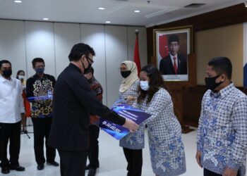 Penghargaan-itu-berupa-santunan-yang-secara-simbolis-diberikan-oleh-Menteri-PANRB-Tjahjo-Kumolo.-foto-HUMAS-MENPANRB.