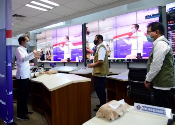 Presiden-Jokowi-berdialog-dengan-Letjen-Doni-Monardo-diruang-BPB.-foto-Biro-Pres-Presiden