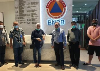 Dr-dr-Andani-Eka-Putra-Dr-Aqua-Dwipayana-Prof-Reny-Maryeni-dan-pengusaha-Yv-Tri-Saputra-saat-silaturahmi-ke-kantor-BNPB-Pusat.-foto-Ist