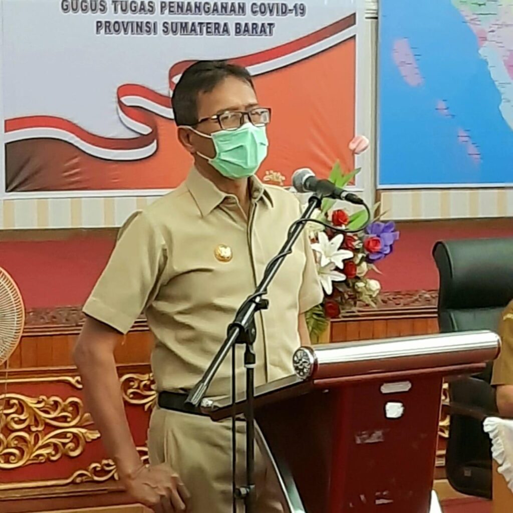 Gubernur-Irwan-Prayitno-akan-ada-sanksi-mendidik-masyarakat-disiplin-dengan-sanksi-tetap-mengedepankan-kearifan-lokal.-foto-Diskominfo.