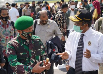 Menkopolhukam-Prof.-Moh.-Mahfud-MD-bersama-Pangdam-IX-Udayana-Mayjen-TNI-Kurnia-Dewantara-Kapolda-NTB-Irjen-Pol.-M.-Iqbal-S.I.K.-M.H-foto-Ist.