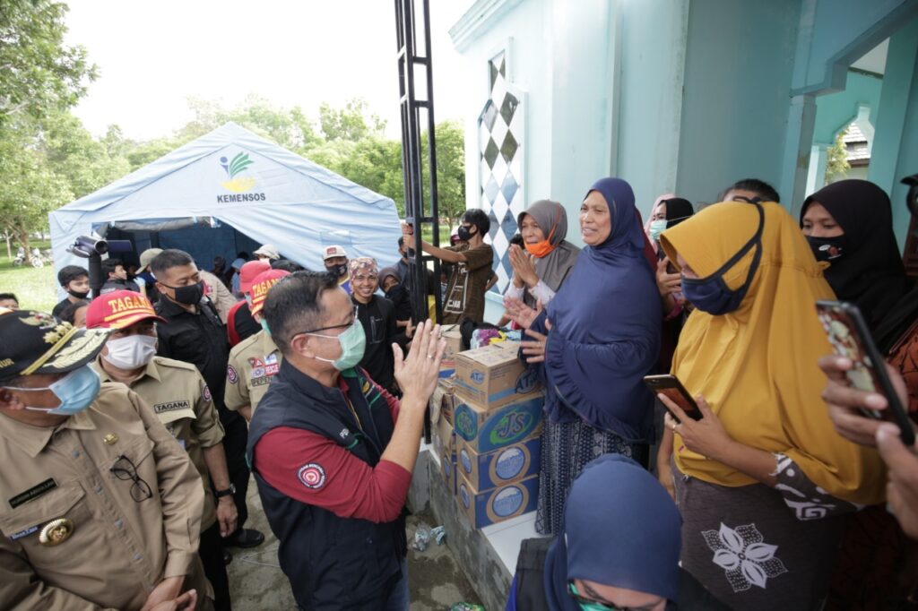 Mensos-Julairi-P-Batubara-bersama-Dirjen-Perlindungan-dan-Jaminan-Sosial-Kemensos-RI-Pepen-Nazarudin-memberikan-bantuan-kepada-korban-banjir-Bandang-di-Masamba-Kab-Luwu-Utara-Sulses-foto-Ist