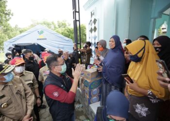 Mensos-Julairi-P-Batubara-bersama-Dirjen-Perlindungan-dan-Jaminan-Sosial-Kemensos-RI-Pepen-Nazarudin-memberikan-bantuan-kepada-korban-banjir-Bandang-di-Masamba-Kab-Luwu-Utara-Sulses-foto-Ist