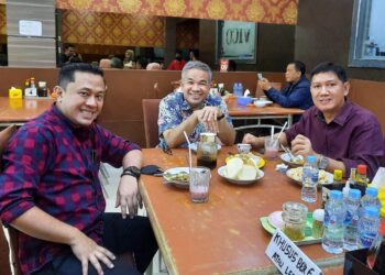 Dirut-Pegadaian-Kuswiyoto-kanan-bersama-motivator-Dr.-Aqua-Dwipayana-foto-Ist
