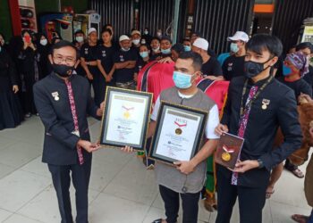 Risal-Siregar-pemilik-toko-Pstore-terima-penghargaan-MURI-foto-Ist.