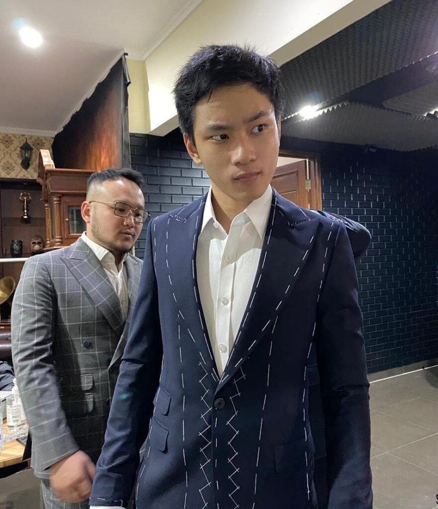 Azka-Corbuzier-datang-fitting-ke-Wong-Hang-Tailor-foto-Instagram