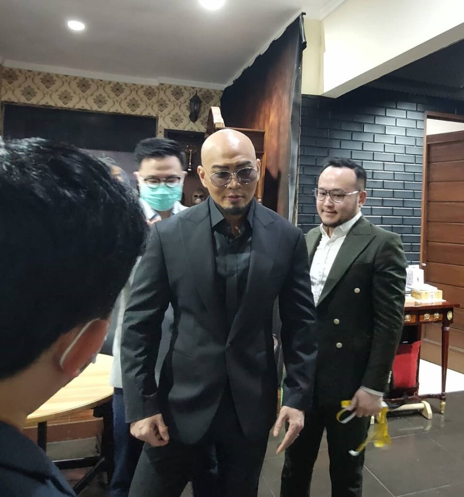 Deddy-Corbuzier-saat-Fitting-di-Wong-Hang-Tailor-foto-Instagram