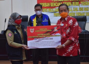 Kasubdit-Penanganan-Korban-Bencana-Alam-Sunarti-menyerahkan-santunan-secara-simbolis-kepada-Gubernur-Sulawesi-Tengah-Longki-Djanggola-di-Kantor-Gubernur-Sulawesi-Tengah.-foto-Ist