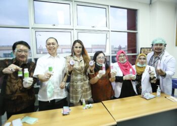 Margoto-baju-batik-Nita-Thalia-tenggah-bersama-tim-D’Queena-Cosmetic-foto-Upin