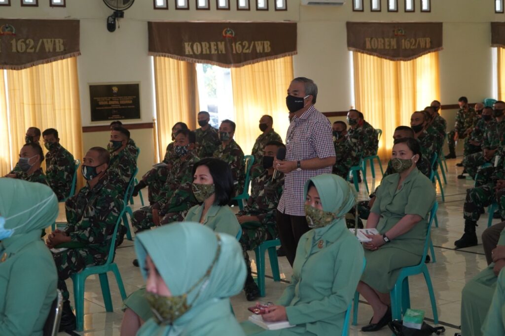 Sharing Komunikasi Dan Motivasi Prajurit Jajaran Korem 162/WB Bersama Pakar Komunikasi Dr. Aqua Dwipayana