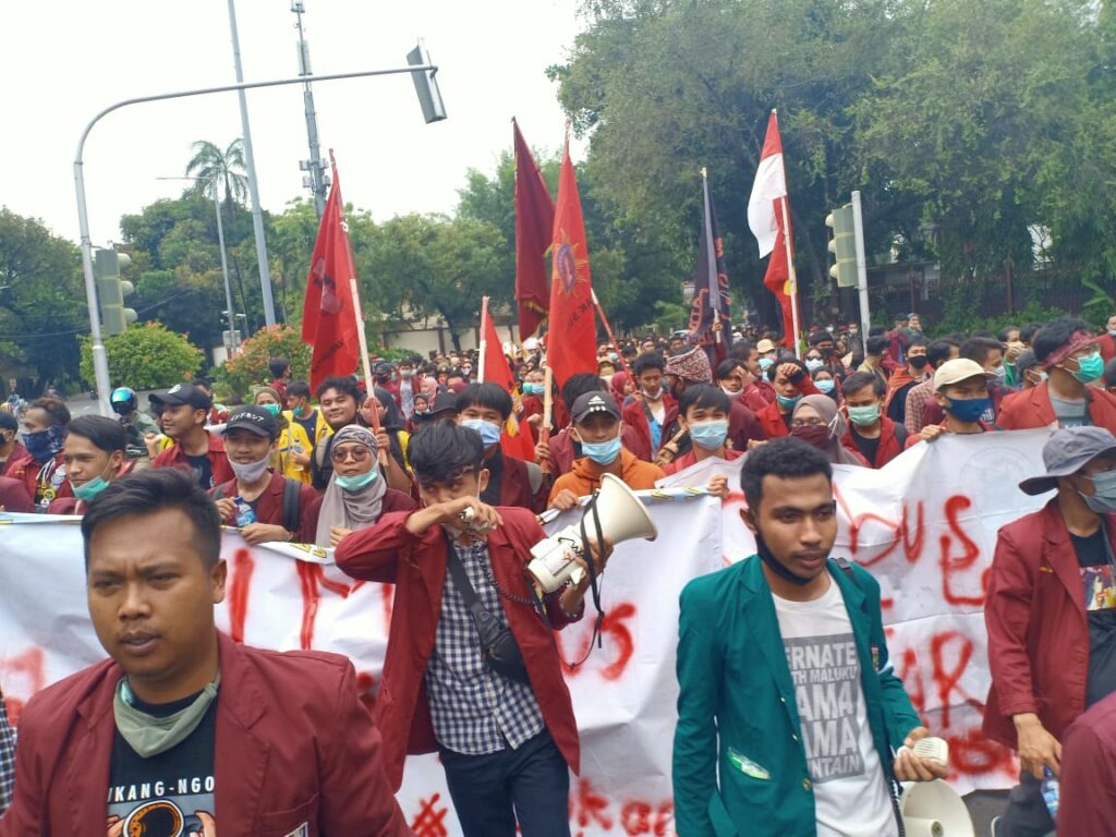 Ribuan-mahasiswa-turun-ke-jalan-menolak-UU-Omnibus-Law-Cipta-Kerja-foto-ist.