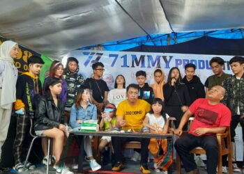 Jimmy-CK-owner-7immy-Production-kaos-kuning.-Jichy-duduk-kanan-baju-abu-abu.-David-Astrada-baju-kaos-merah-bersama-talent-web-series-Nama-Gue-71chy.-foto-Cakraline.com