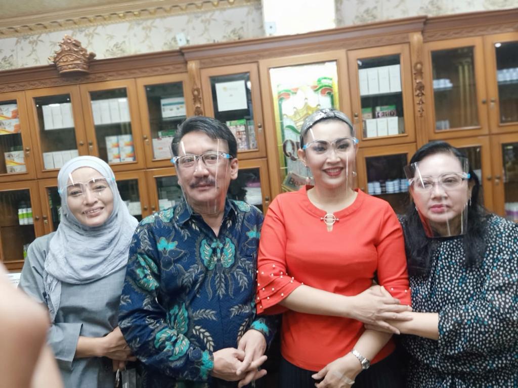 Margoto dan ibu Sri Jarwati Owner sekaligus pendiri Queen Beauty clinik
